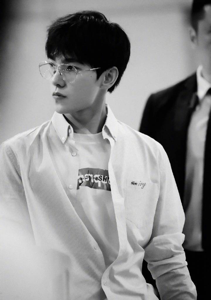 杨洋戴眼镜又帅又苏图集