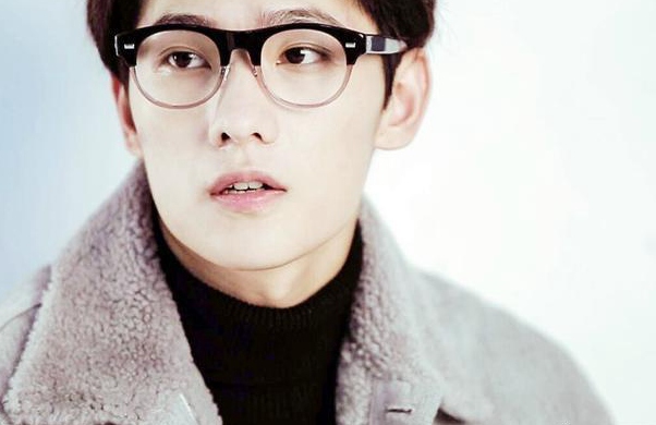 杨洋戴眼镜又帅又苏图集