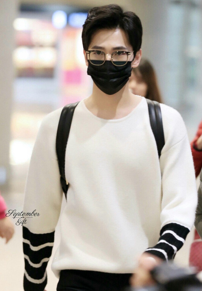 杨洋戴眼镜又帅又苏图集