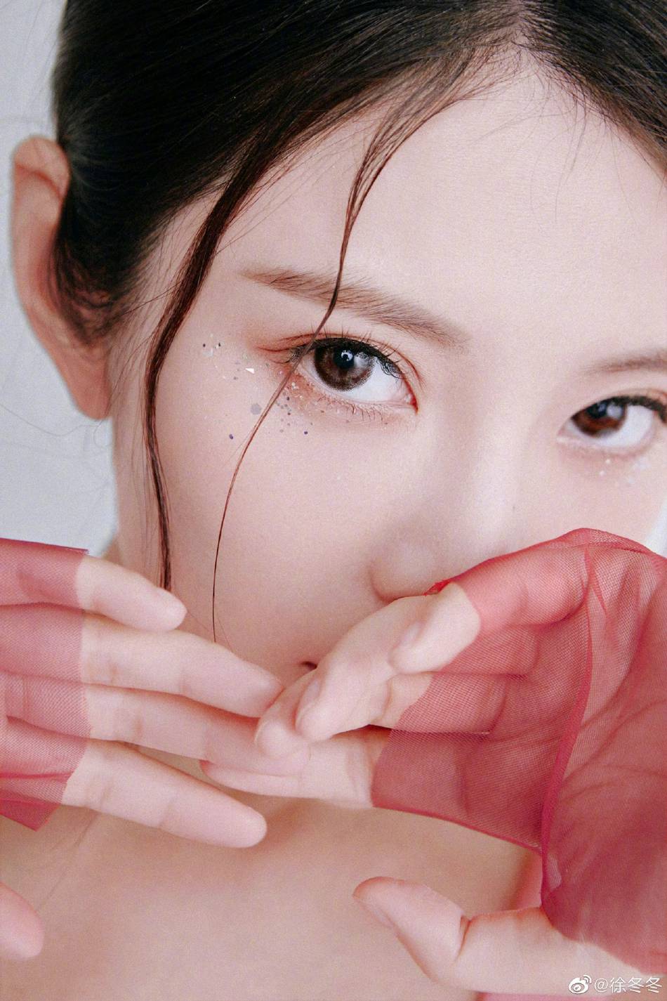 徐冬冬亮片眼妆尽显温柔气质写真