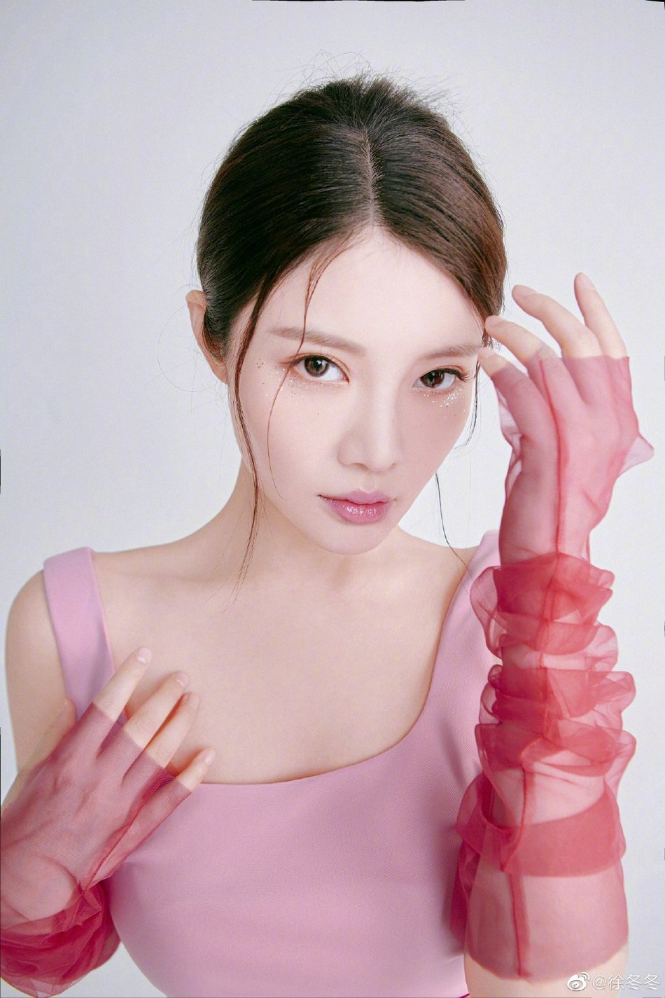 徐冬冬亮片眼妆尽显温柔气质写真