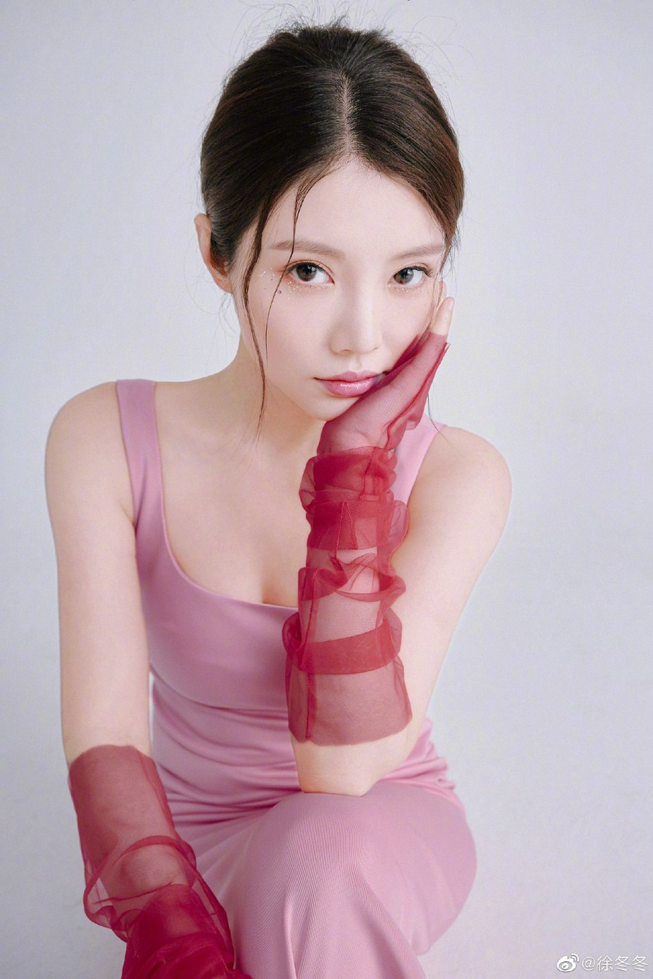 徐冬冬亮片眼妆尽显温柔气质写真