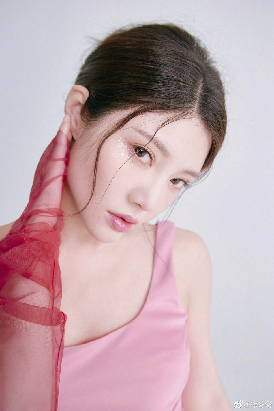 徐冬冬亮片眼妆尽显温柔气质写真