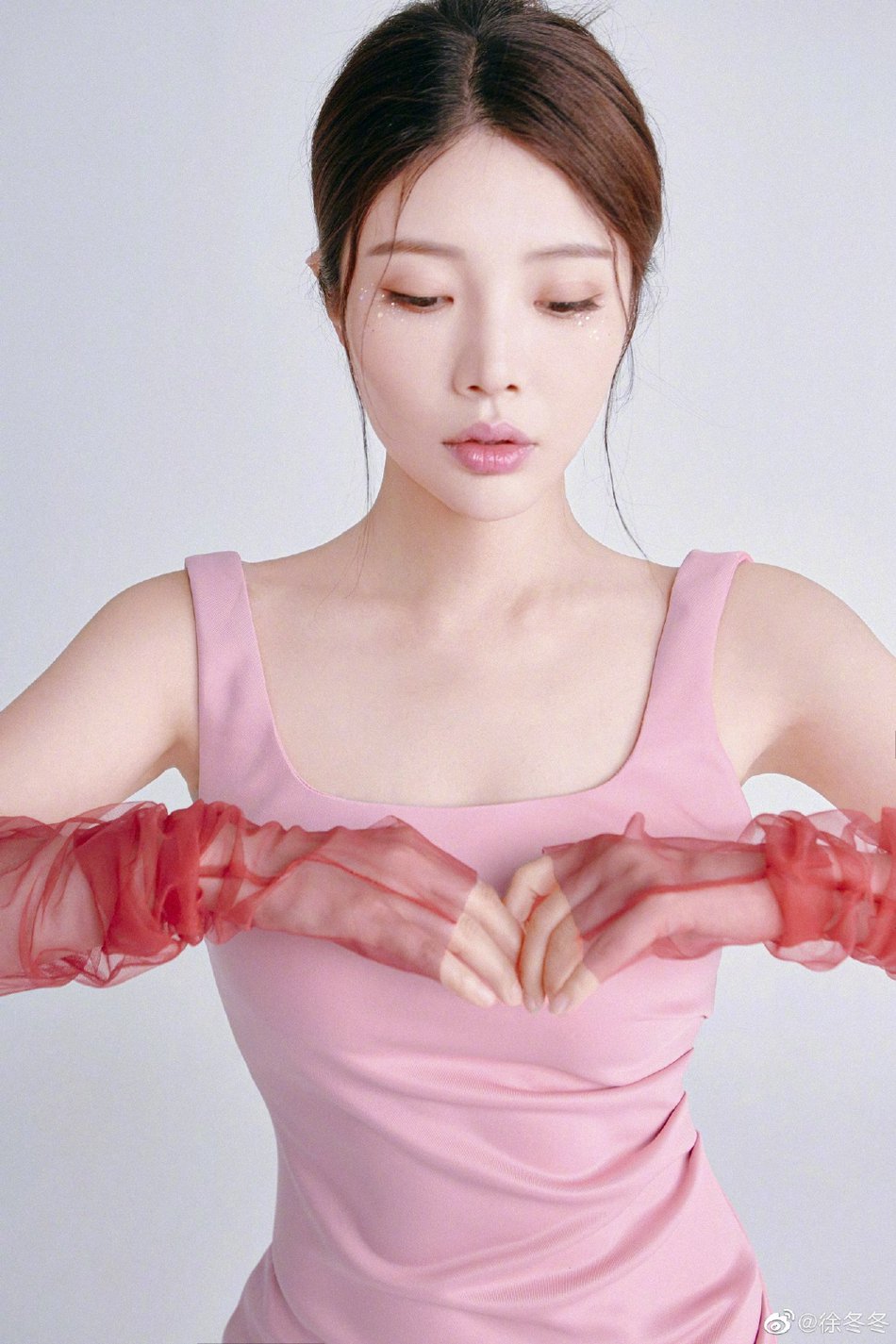 徐冬冬亮片眼妆尽显温柔气质写真