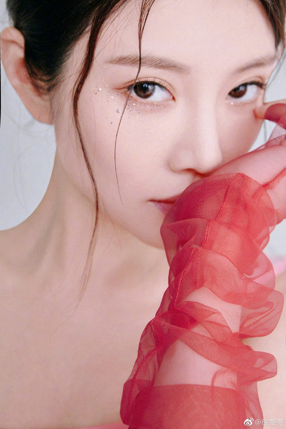 徐冬冬亮片眼妆尽显温柔气质写真