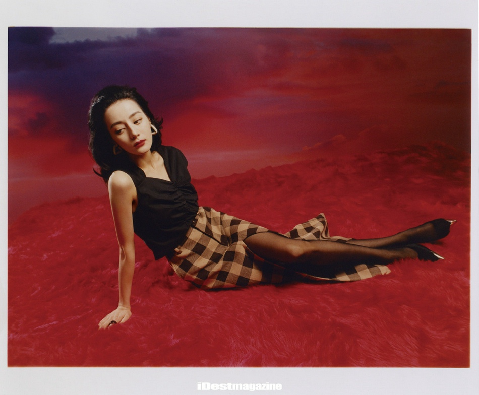 迪丽热巴烈焰红唇波浪卷发写真