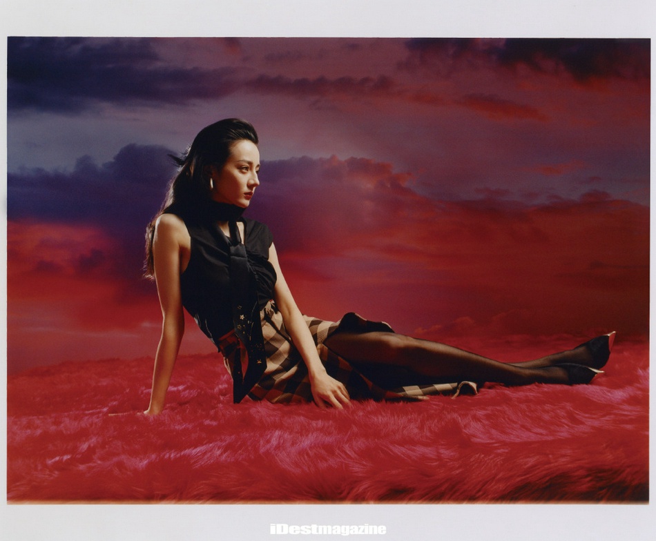 迪丽热巴烈焰红唇波浪卷发写真