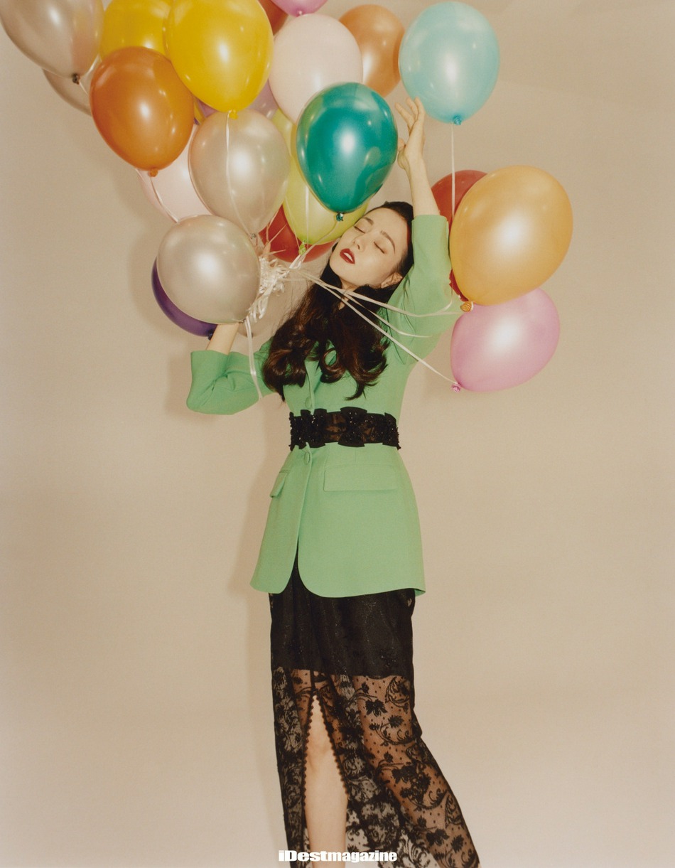 迪丽热巴烈焰红唇波浪卷发写真