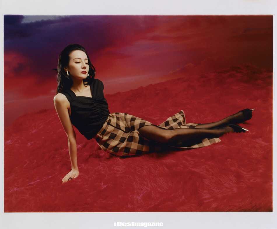 迪丽热巴烈焰红唇波浪卷发写真