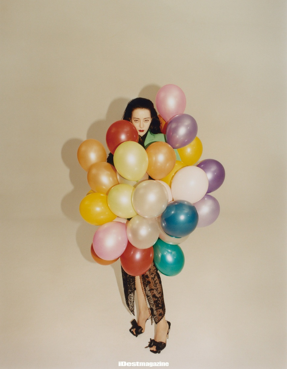 迪丽热巴烈焰红唇波浪卷发写真