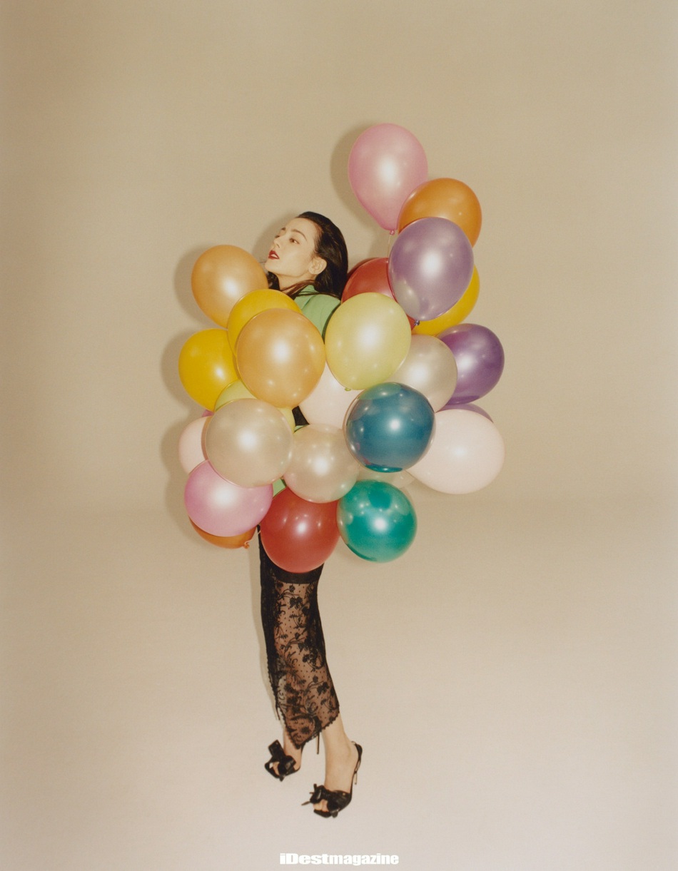 迪丽热巴烈焰红唇波浪卷发写真