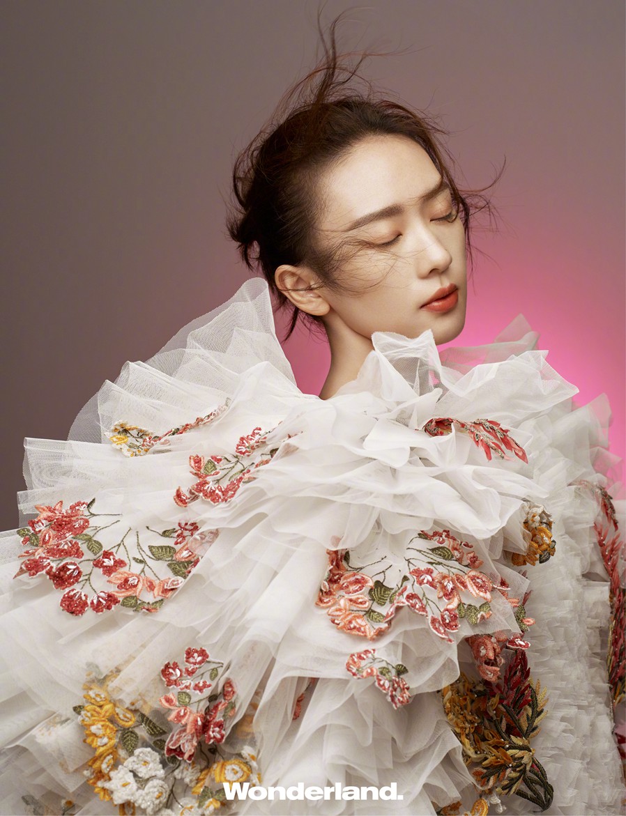 童瑶心形花卉裙登《Wonderland》新刊封面大片
