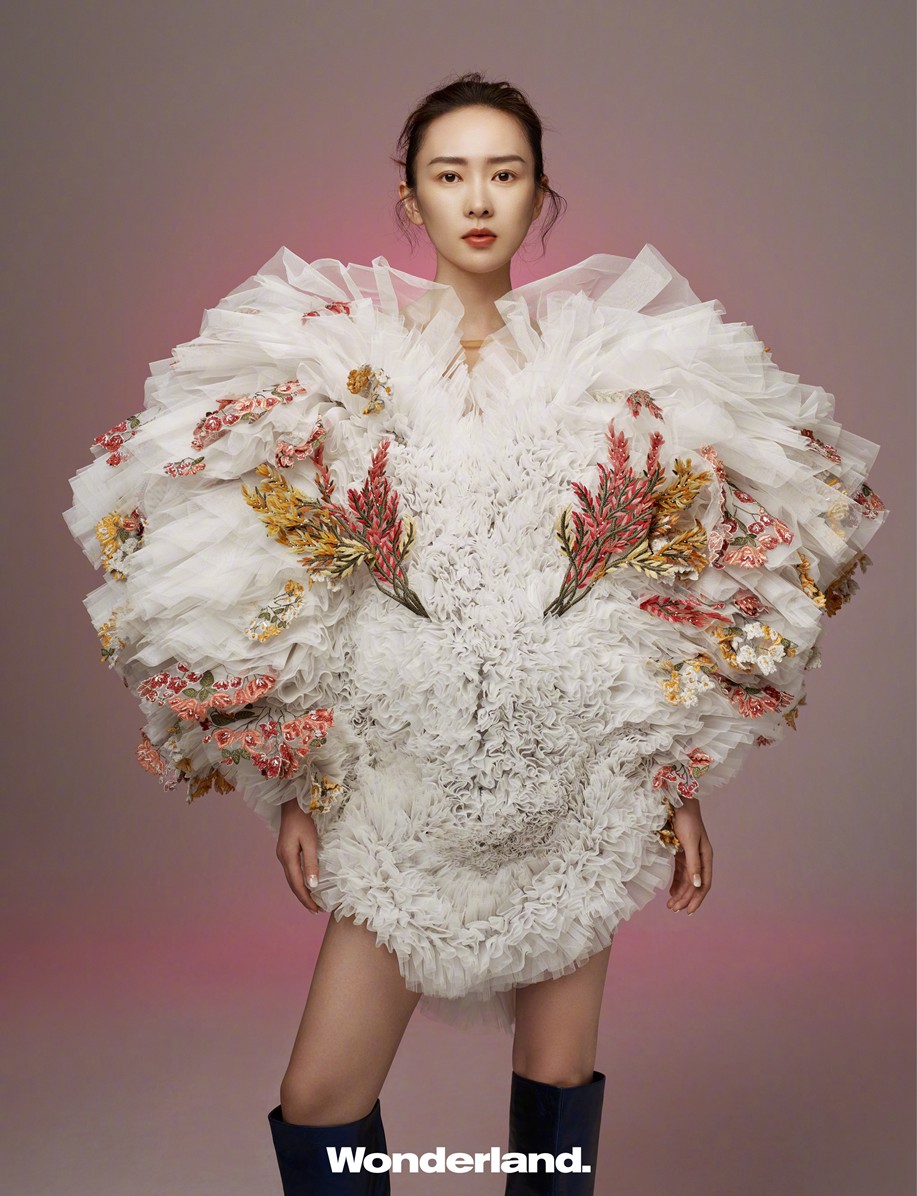 童瑶心形花卉裙登《Wonderland》新刊封面大片