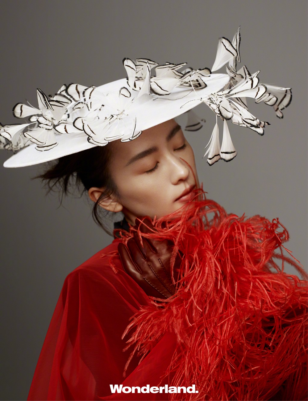 童瑶心形花卉裙登《Wonderland》新刊封面大片