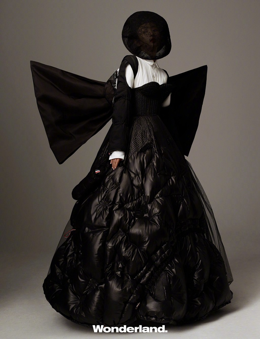 童瑶心形花卉裙登《Wonderland》新刊封面大片