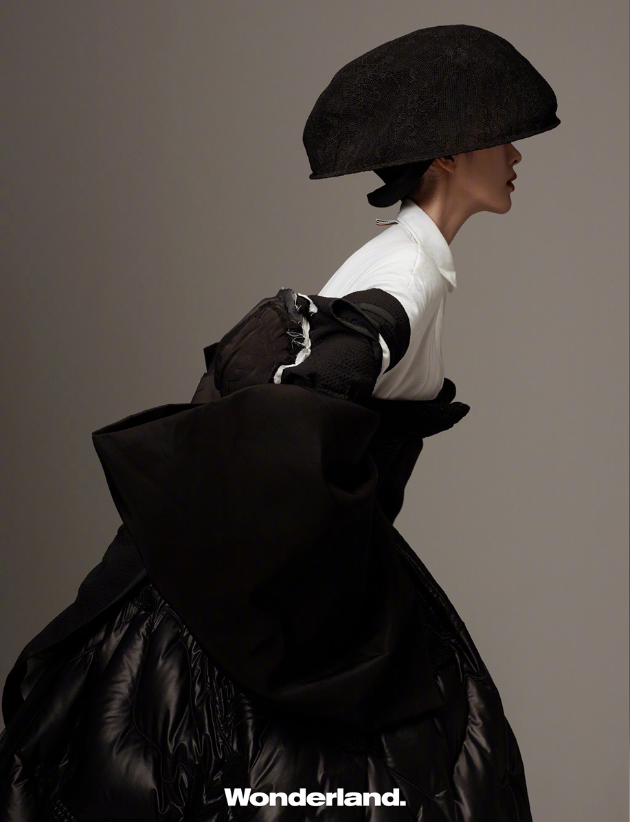 童瑶心形花卉裙登《Wonderland》新刊封面大片