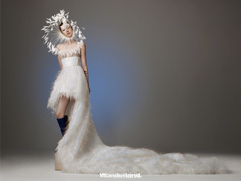 童瑶心形花卉裙登《Wonderland》新刊封面大片