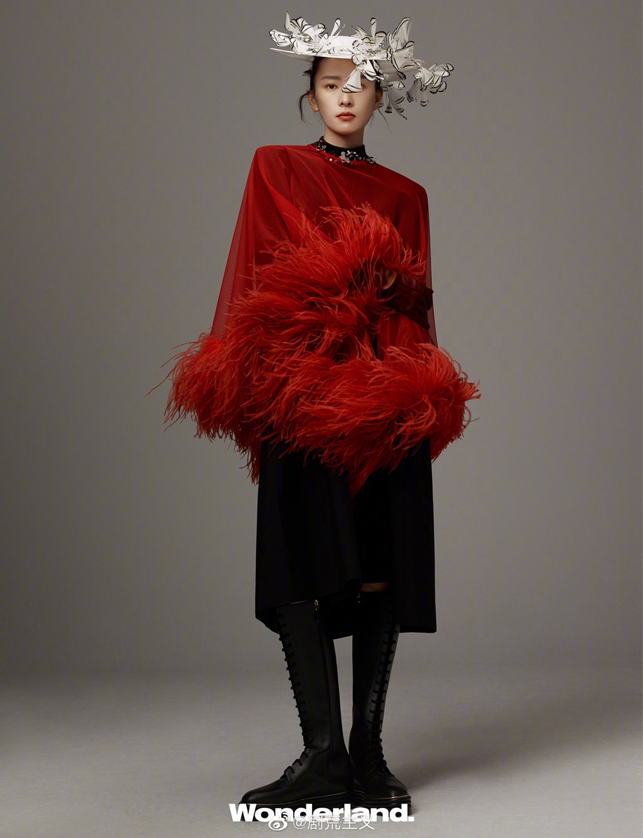 童瑶心形花卉裙登《Wonderland》新刊封面大片