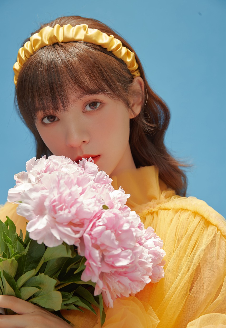 张予曦鸡蛋花复古黄裙写真美图