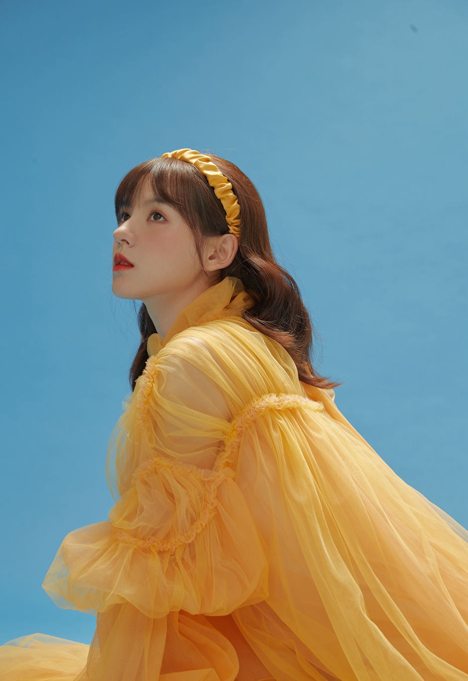 张予曦鸡蛋花复古黄裙写真美图