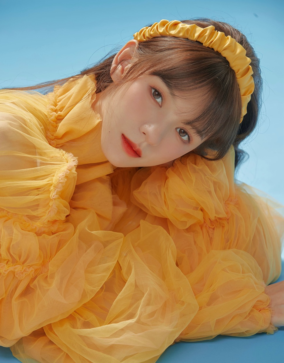 张予曦鸡蛋花复古黄裙写真美图