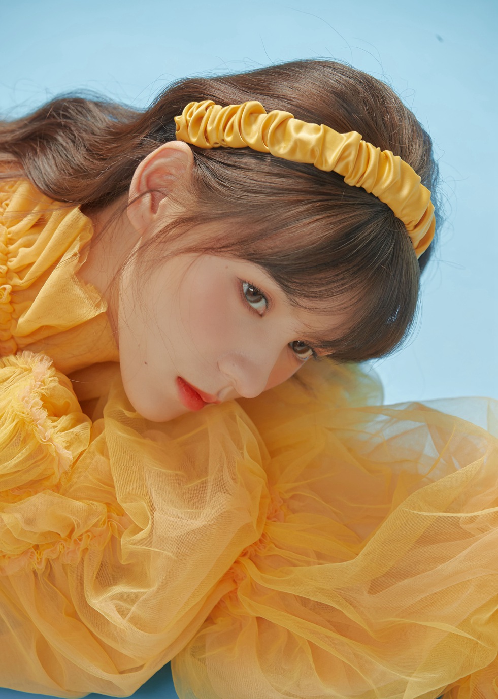 张予曦鸡蛋花复古黄裙写真美图