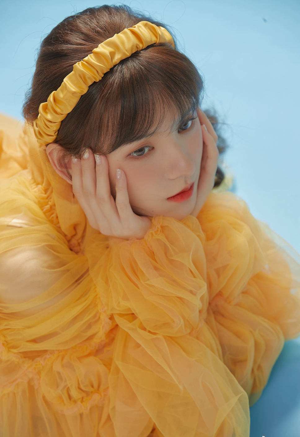 张予曦鸡蛋花复古黄裙写真美图