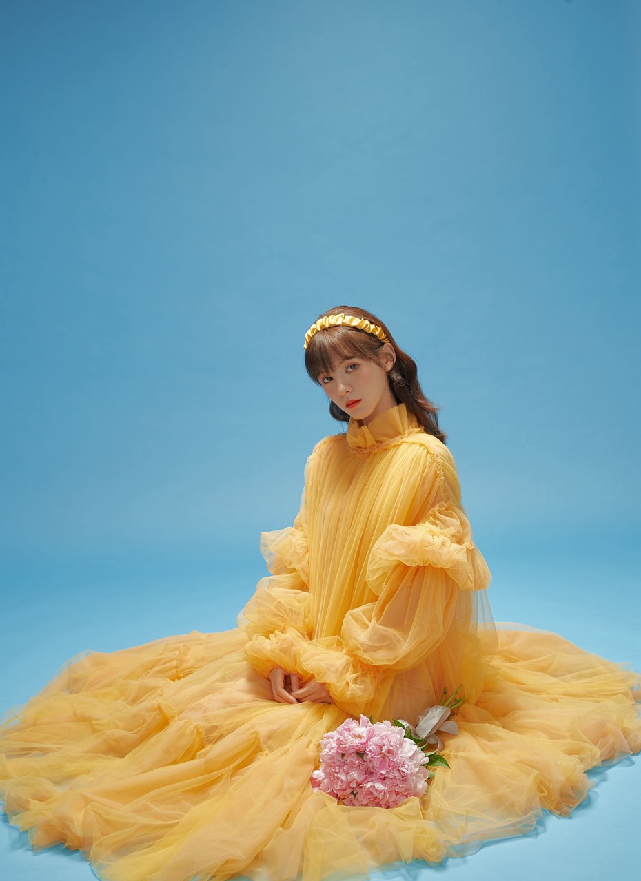 张予曦鸡蛋花复古黄裙写真美图