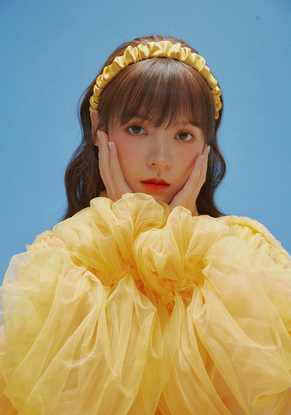 张予曦鸡蛋花复古黄裙写真美图
