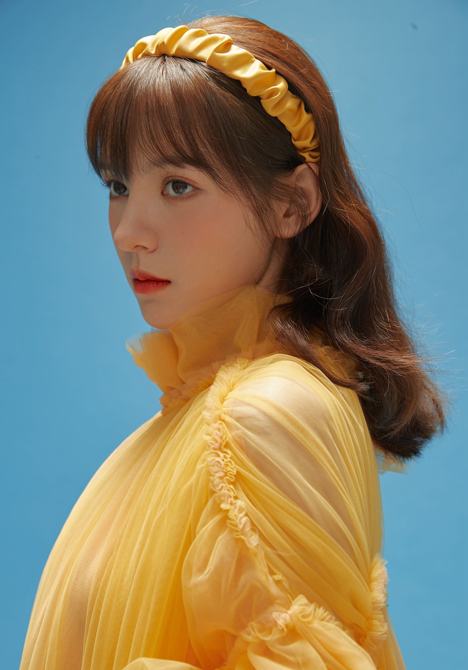 张予曦鸡蛋花复古黄裙写真美图