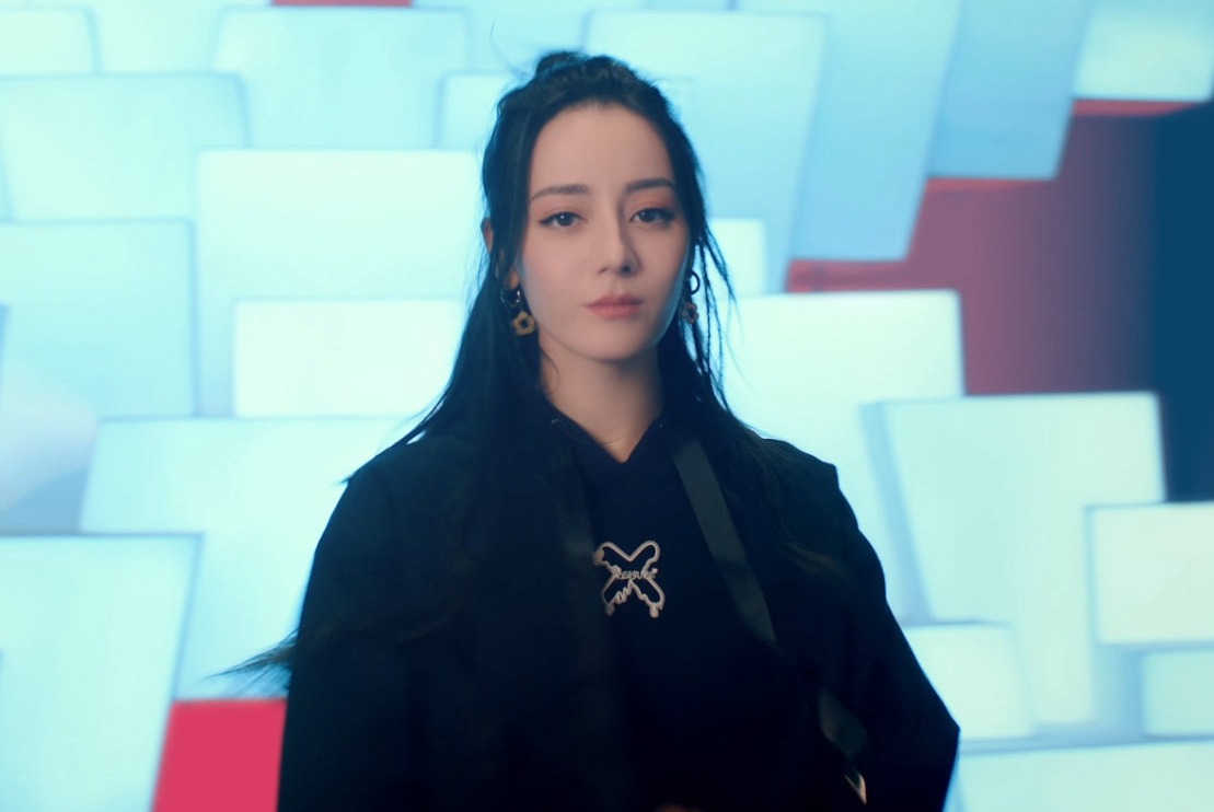 迪丽热巴女团造型活力甜美最新大片