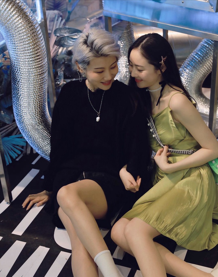 陈露和闺蜜王萌的合照