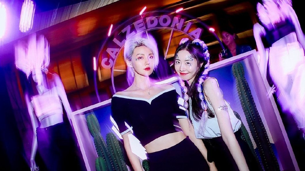 陈露和闺蜜王萌的合照