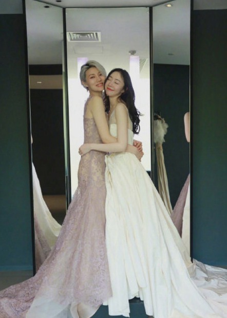 陈露和闺蜜王萌的合照