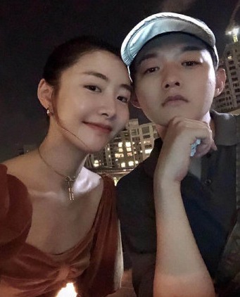 陈露和闺蜜王萌的合照