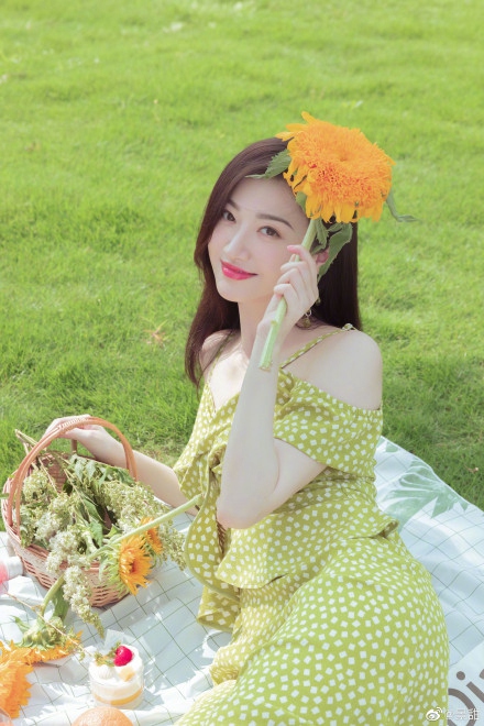 景甜牛油果吊带裙清新甜美写真