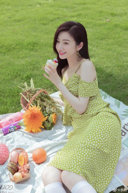 景甜牛油果吊带裙清新甜美写真