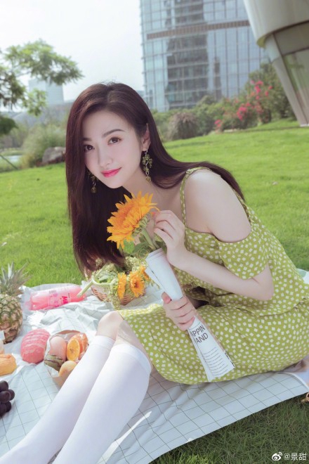 景甜牛油果吊带裙清新甜美写真