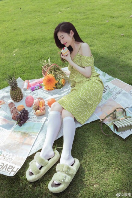 景甜牛油果吊带裙清新甜美写真