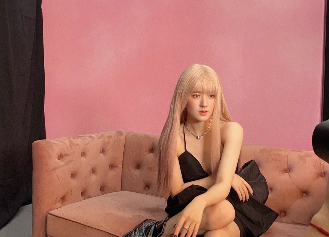 赵露思粉发齐刘海造型甜飒酷女孩写真