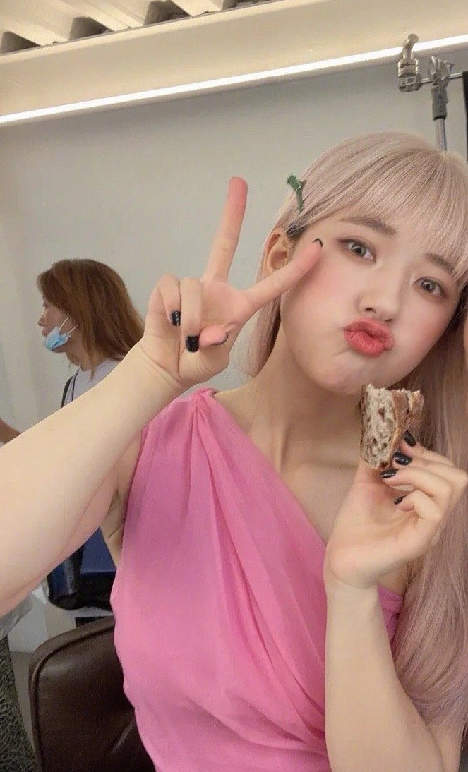 赵露思粉发齐刘海造型甜飒酷女孩写真