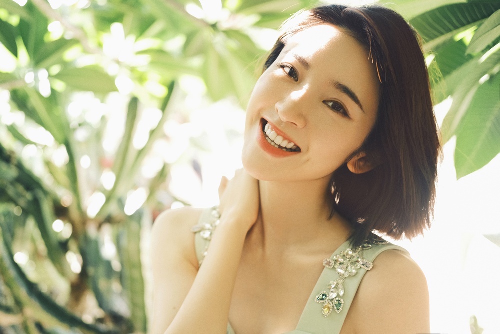 唐艺昕厦门行笑容治愈植物园拍照