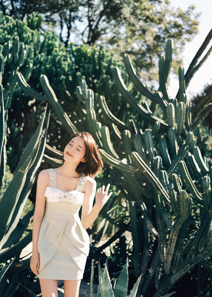 唐艺昕厦门行笑容治愈植物园拍照