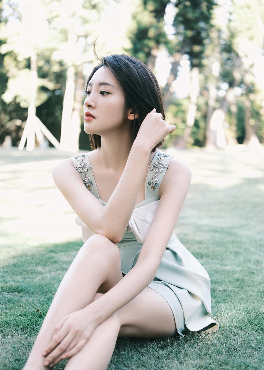 唐艺昕厦门行笑容治愈植物园拍照