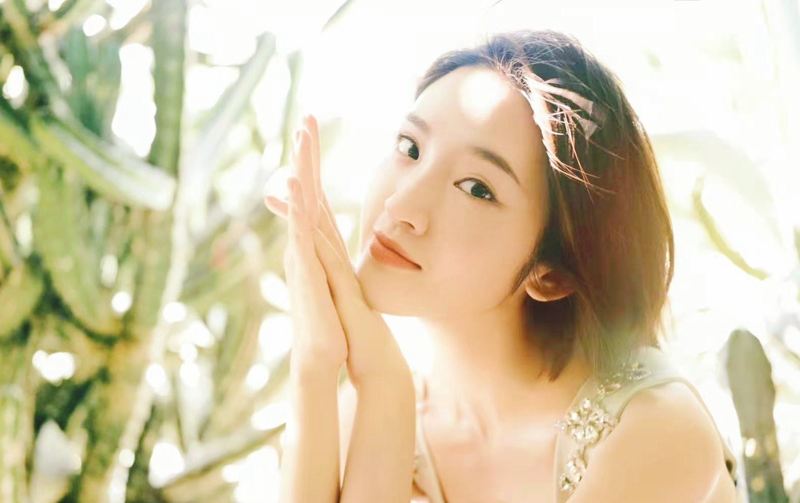 唐艺昕厦门行笑容治愈植物园拍照