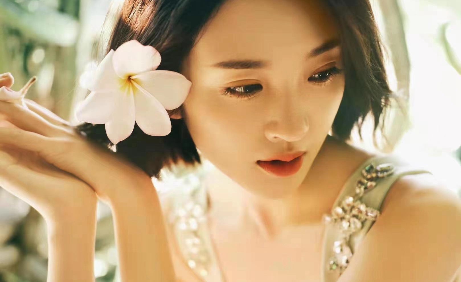 唐艺昕厦门行笑容治愈植物园拍照