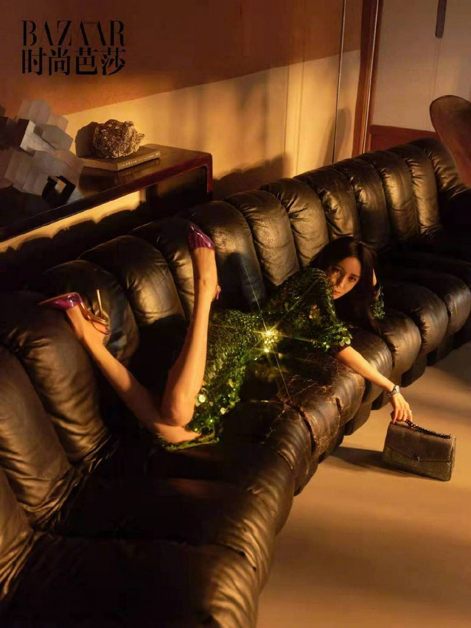 杨幂逆天大长腿堪称腿玩年写真