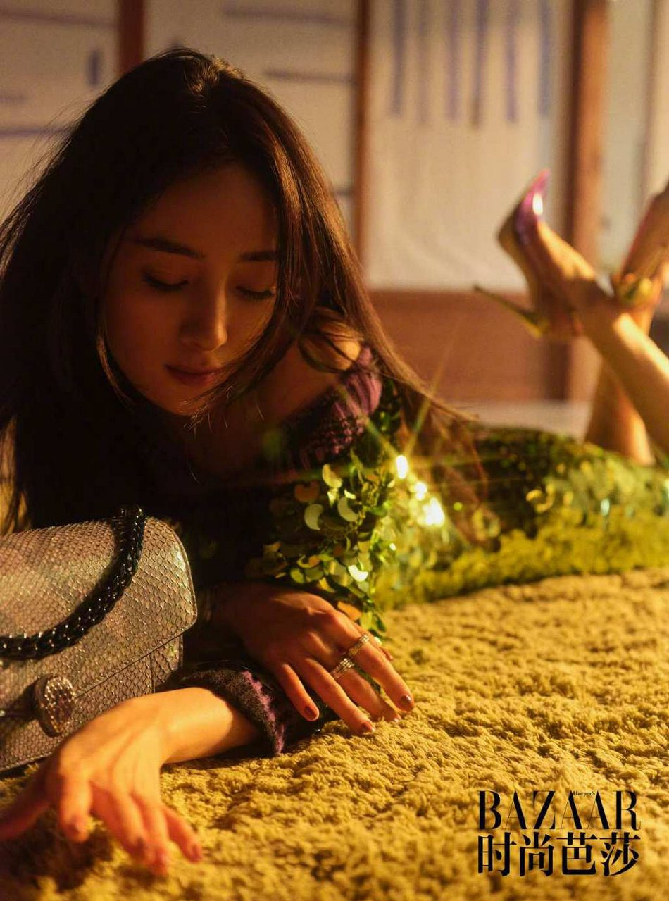 杨幂逆天大长腿堪称腿玩年写真