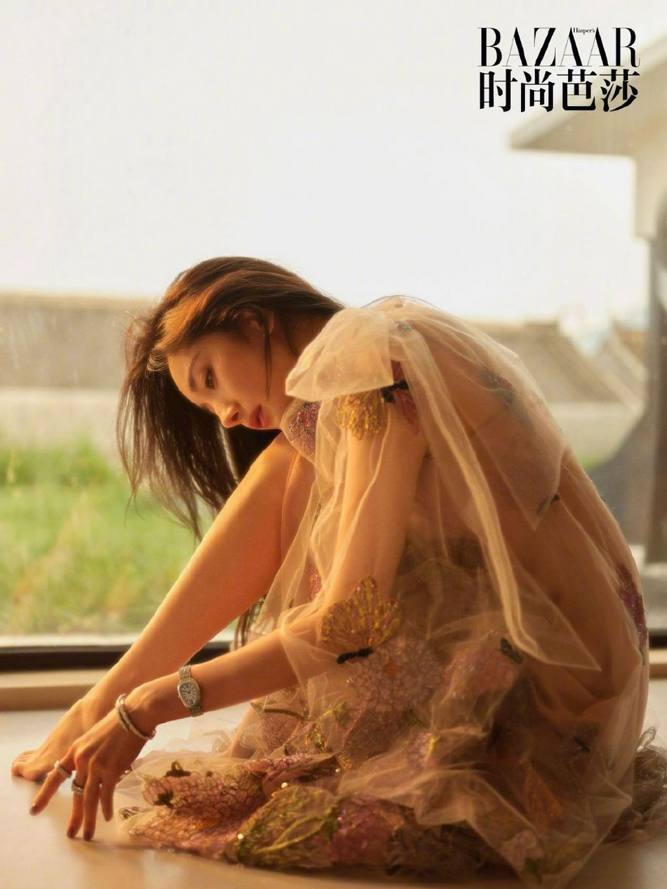 杨幂逆天大长腿堪称腿玩年写真