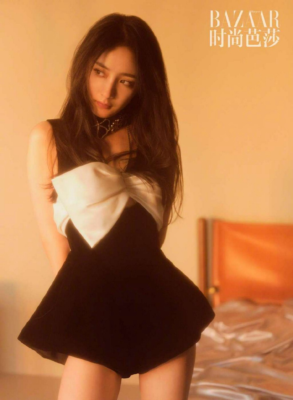 杨幂逆天大长腿堪称腿玩年写真